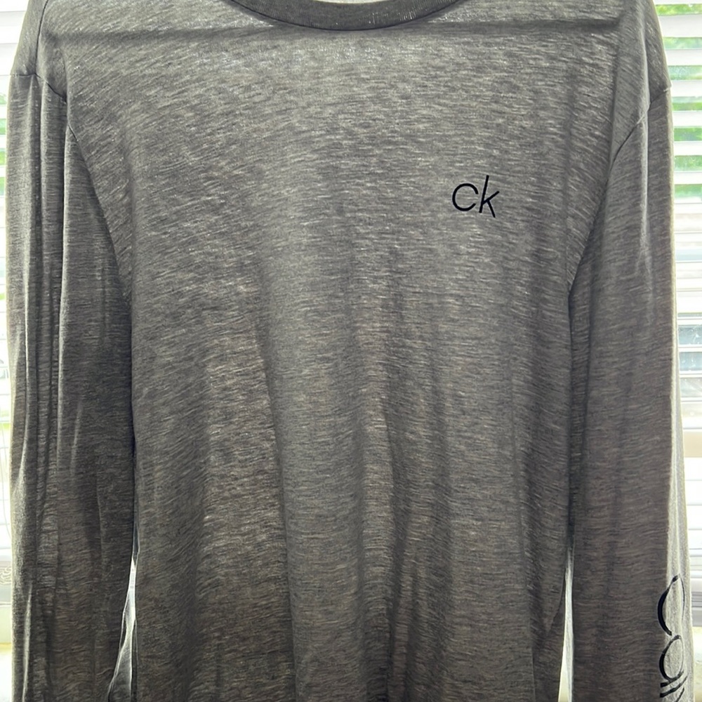 Gray Calvin Klein long sleeve tee, great condition. Size M